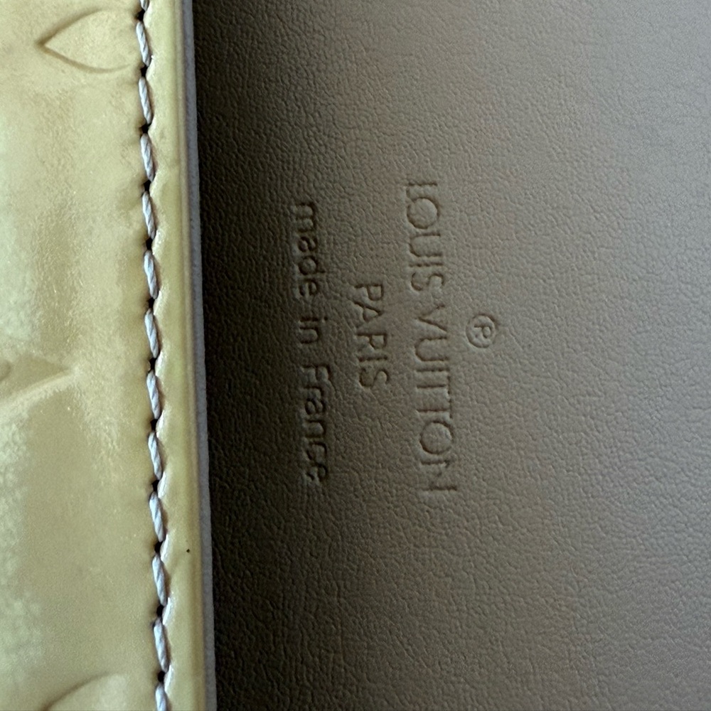 Authentic Louis Vuitton Vernis Thompson Shoulder Bag with Classic Design. - Picture 13 of 14